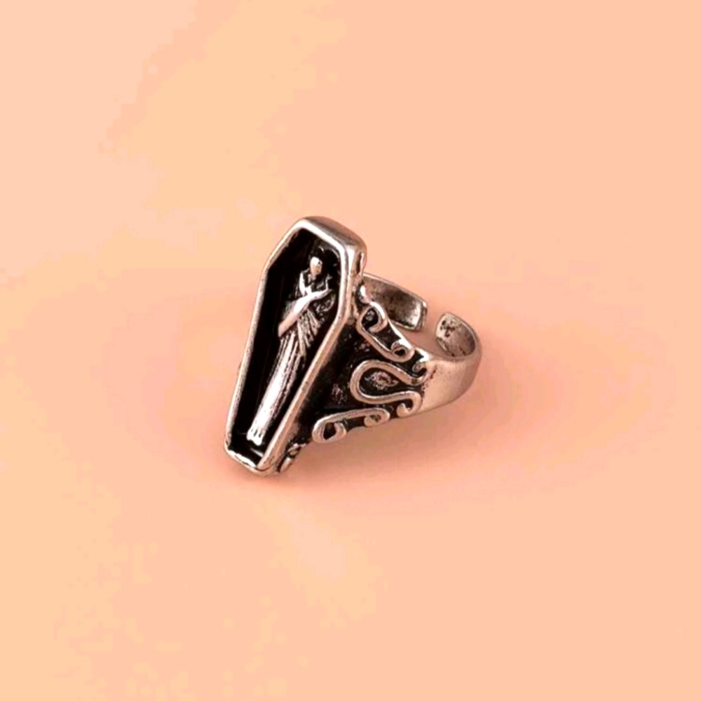 Coffin Tomb Ring nwot